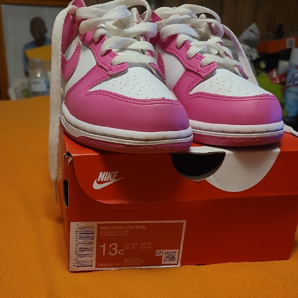 Nike Pink and White Sneakers Low-Top Classic